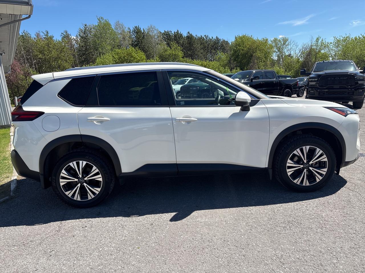 2023 Nissan Rogue SV MOONROOF Photo