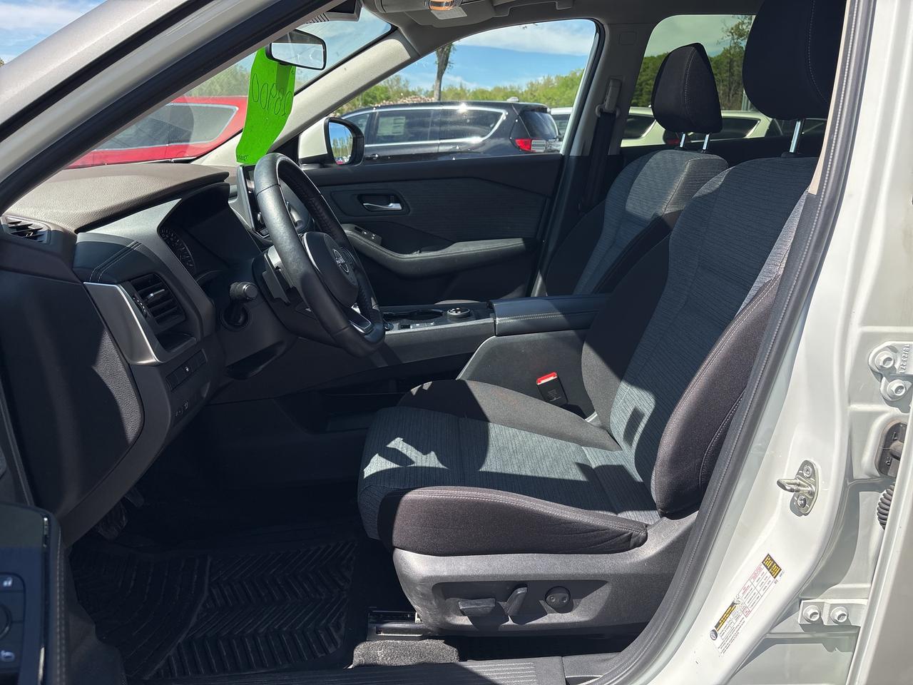 2023 Nissan Rogue SV MOONROOF Photo