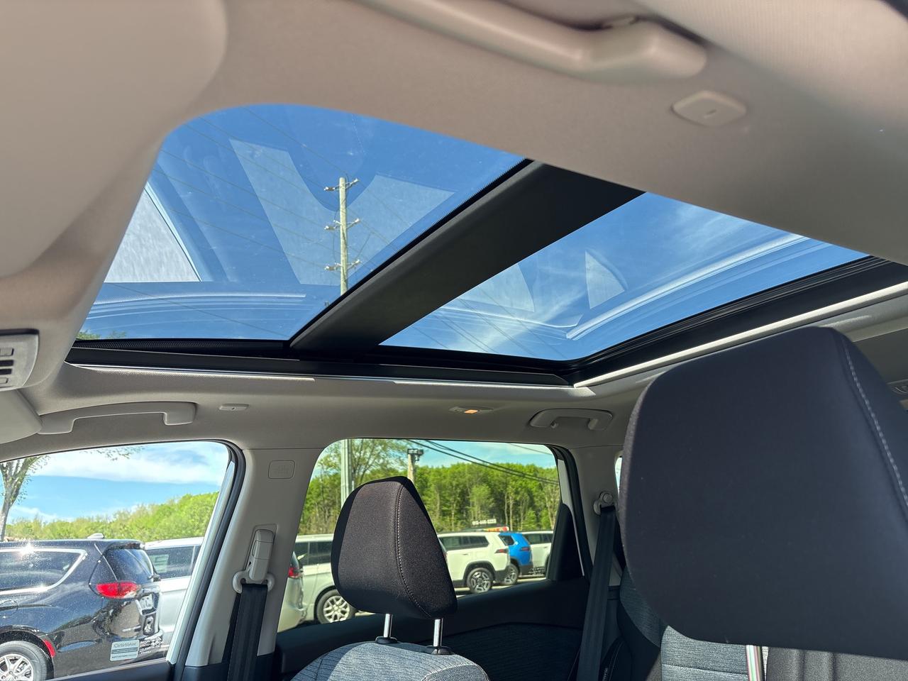 2023 Nissan Rogue SV MOONROOF Photo
