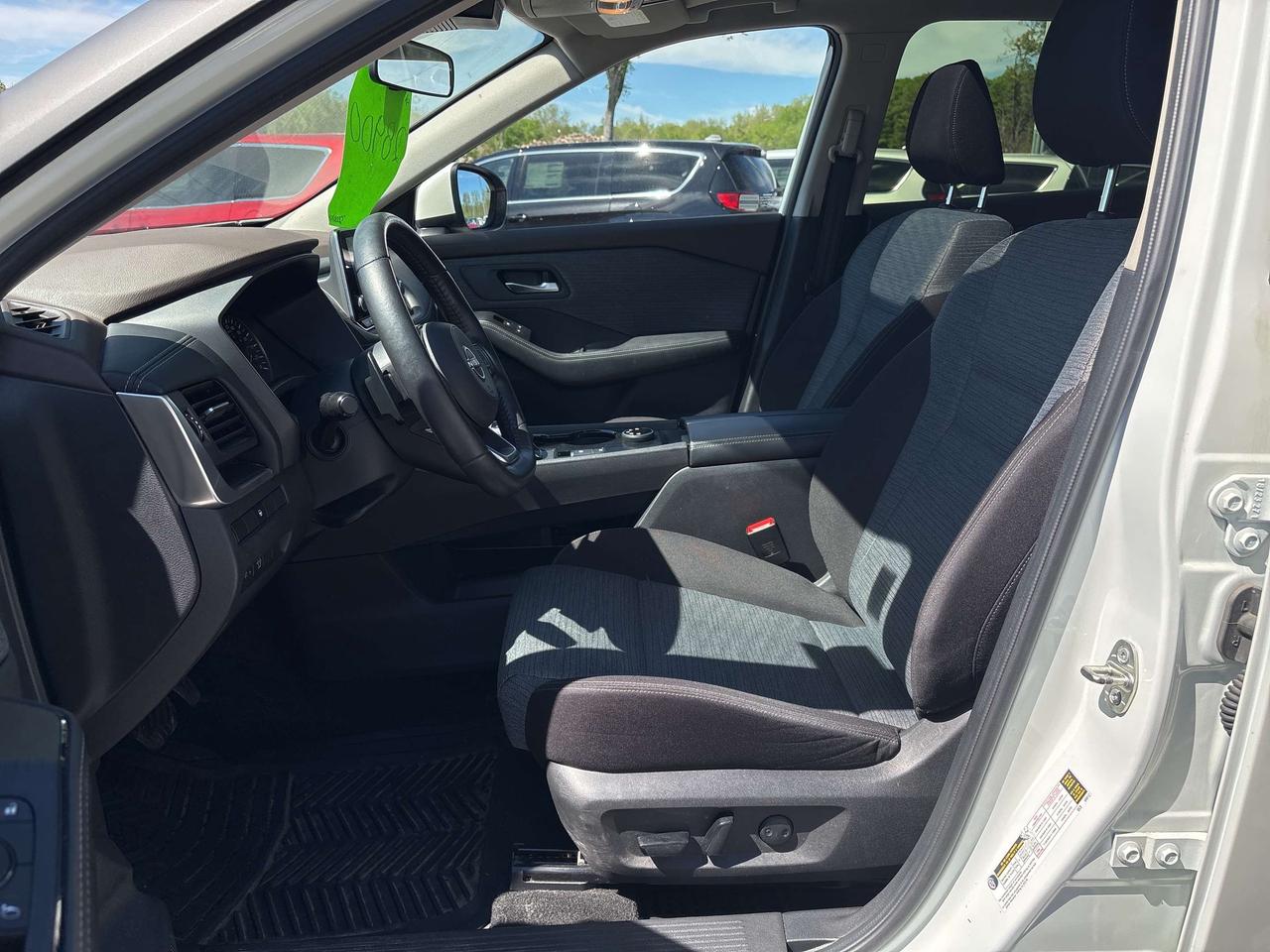 2023 Nissan Rogue SV MOONROOF Photo
