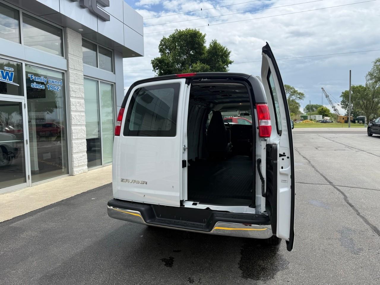 2026 GMC Savana 2500 Work Van Rear-Wheel Drive Extended Cargo Van Photo