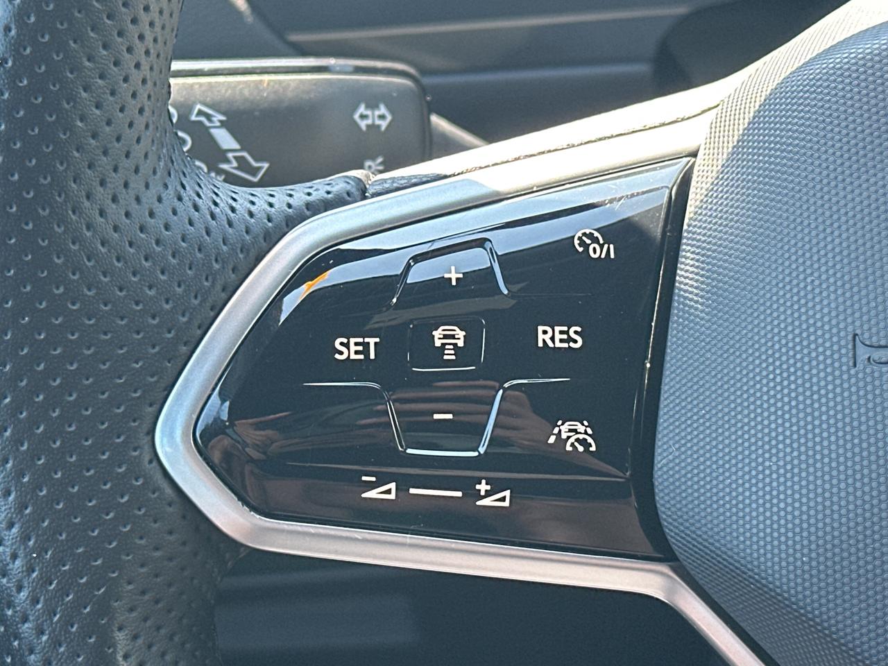 2022 Volkswagen Tiguan HIGHLINE R-LINE 4MOTION Photo