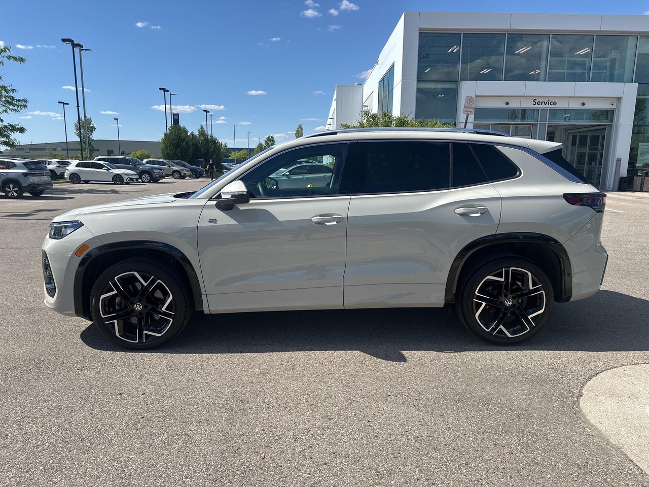 2025 Volkswagen Tiguan HIGHLINE R-LINE 4MOTION Photo2