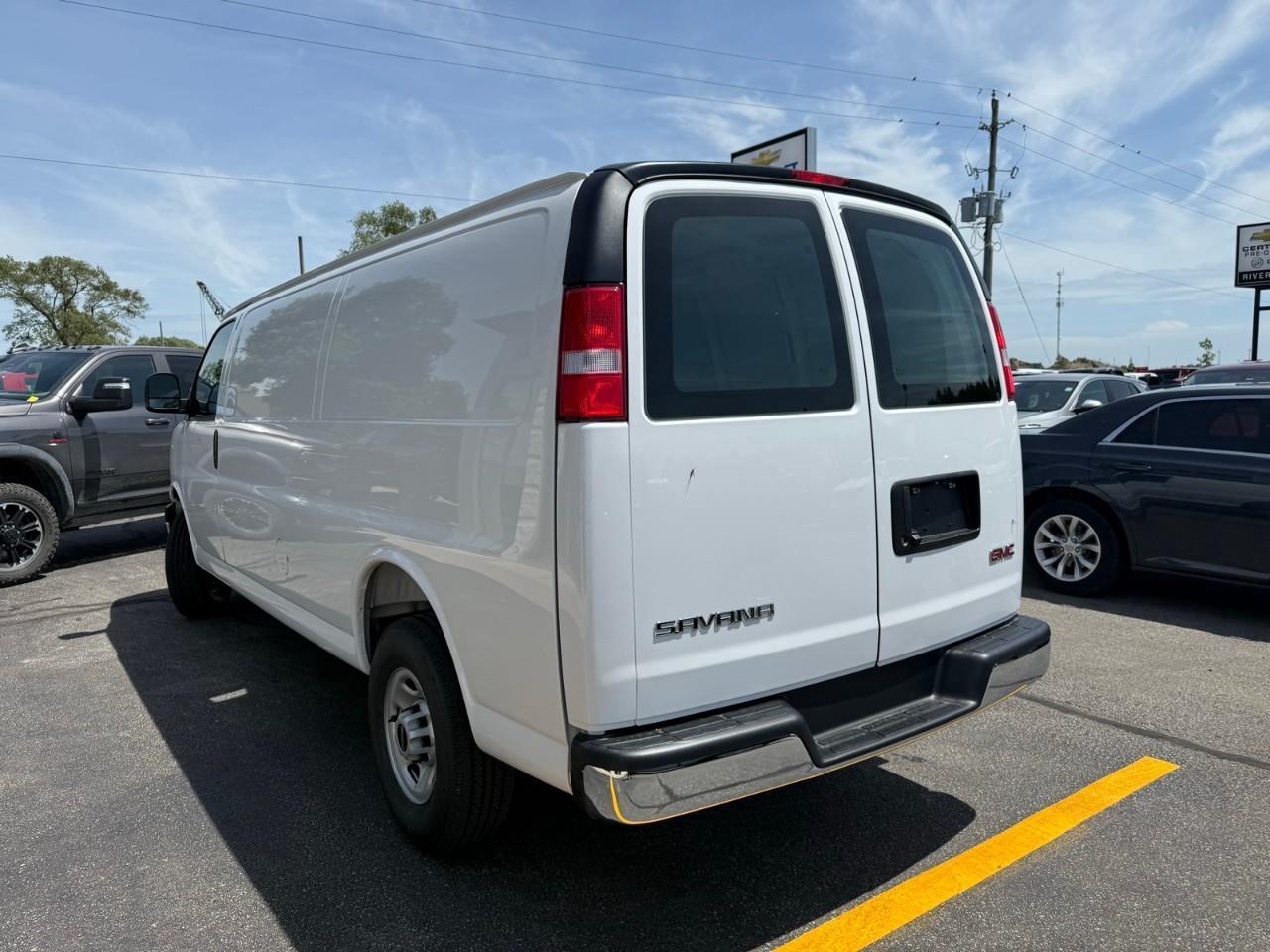 2026 GMC Savana 2500 Work Van Rear-Wheel Drive Extended Cargo Van Photo