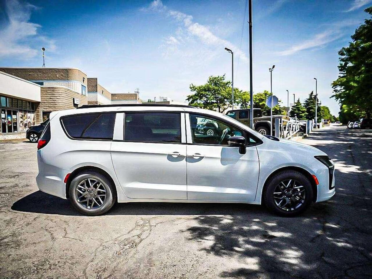 2027 Chrysler Pacifica  Photo