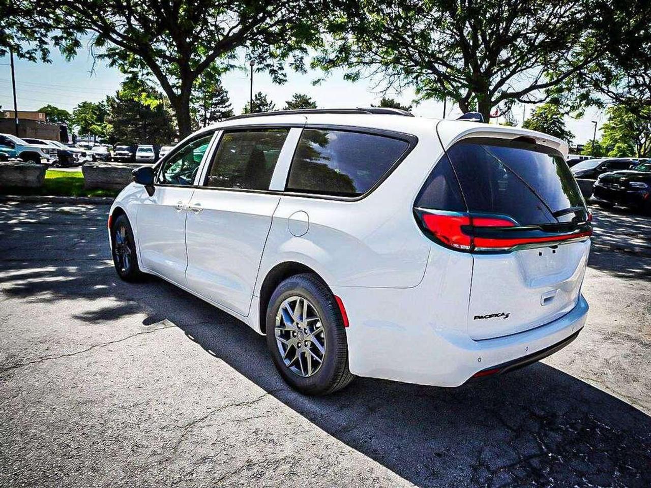 2027 Chrysler Pacifica  Photo