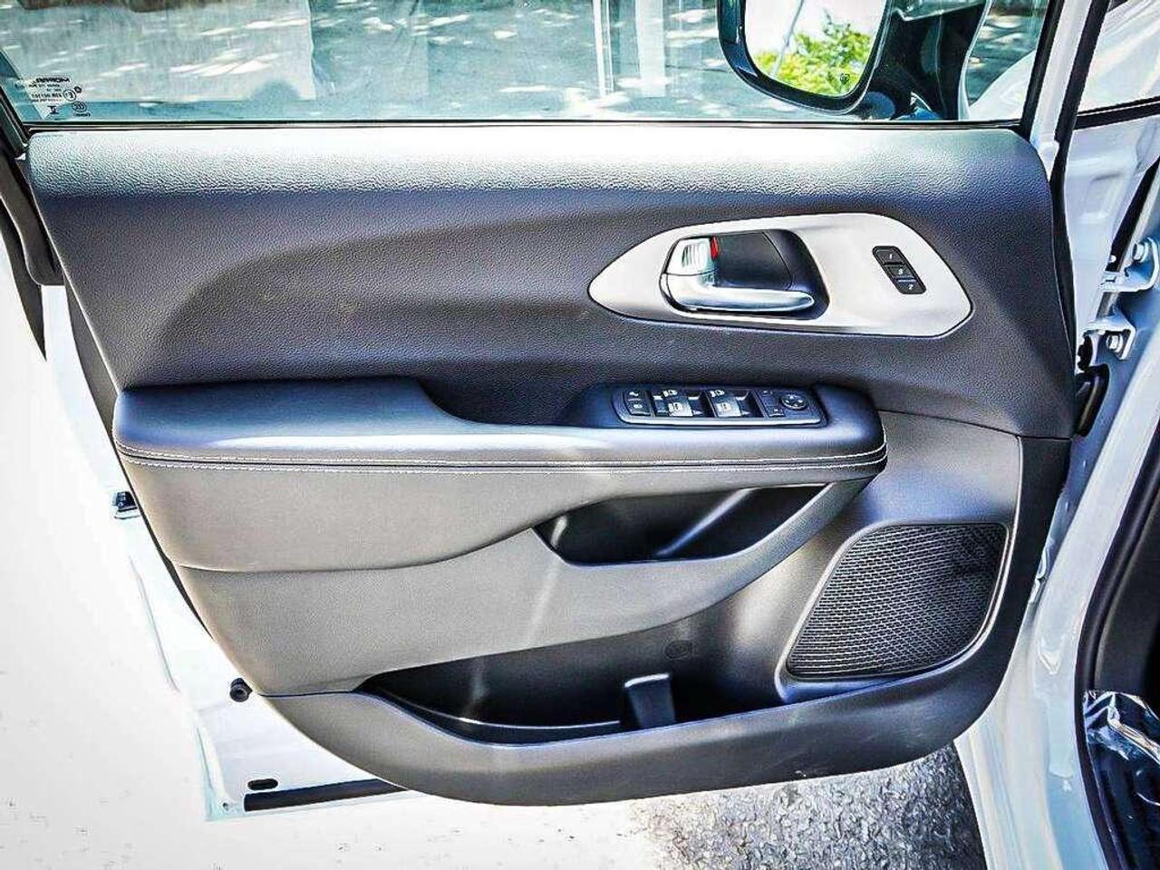 2027 Chrysler Pacifica  Photo
