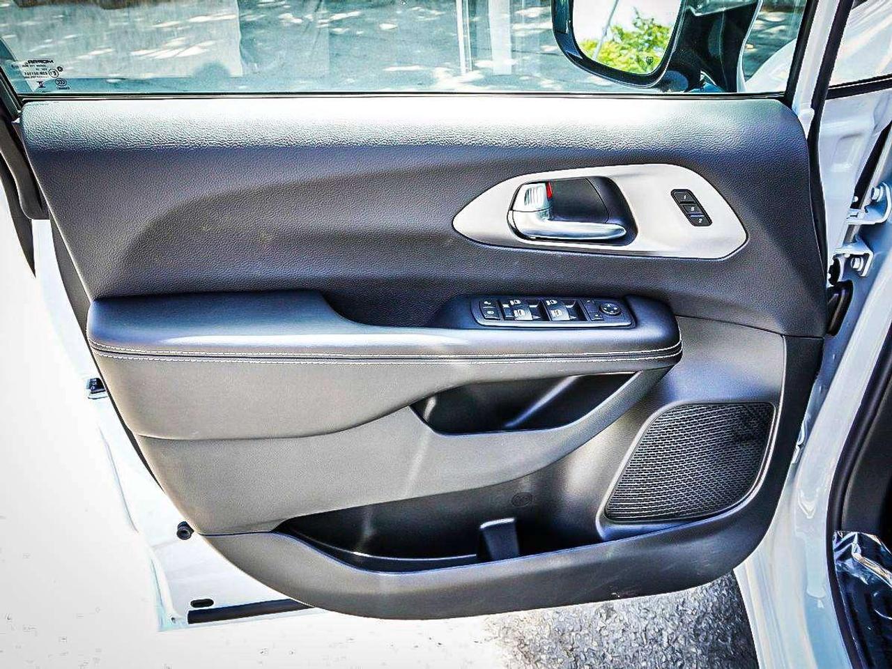 2027 Chrysler Pacifica  Photo