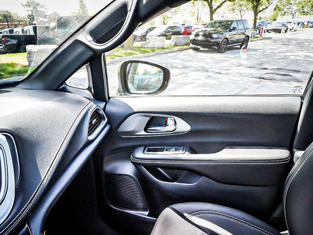 2027 Chrysler Pacifica  Photo