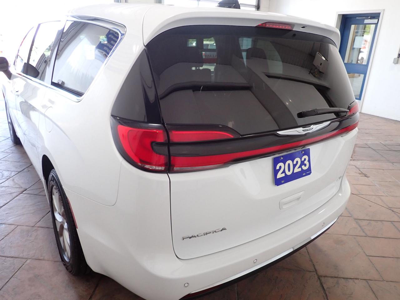 2023 Chrysler Pacifica Touring L AWD LEATHER 7PASS Photo