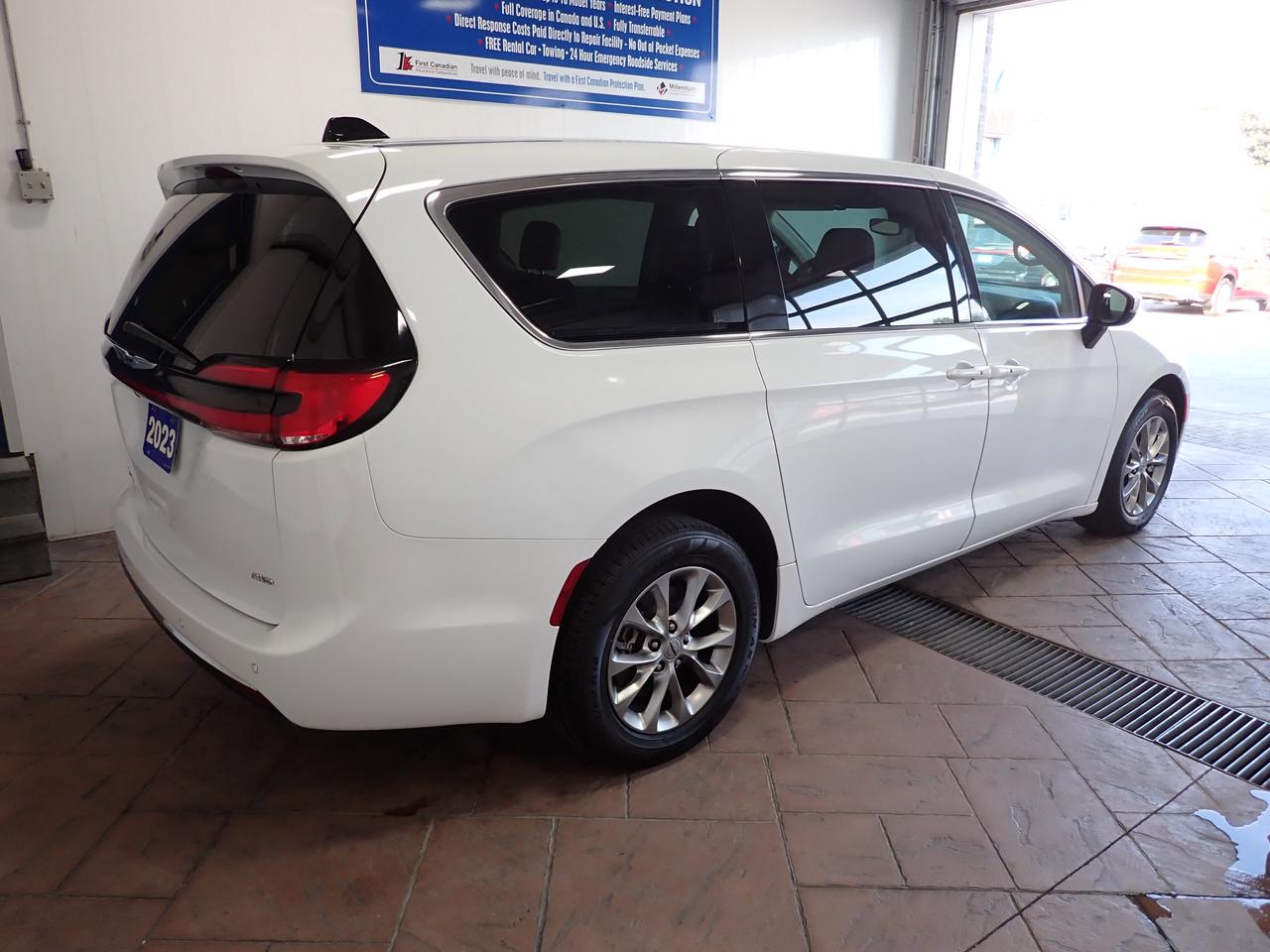 2023 Chrysler Pacifica Touring L AWD LEATHER 7PASS Photo