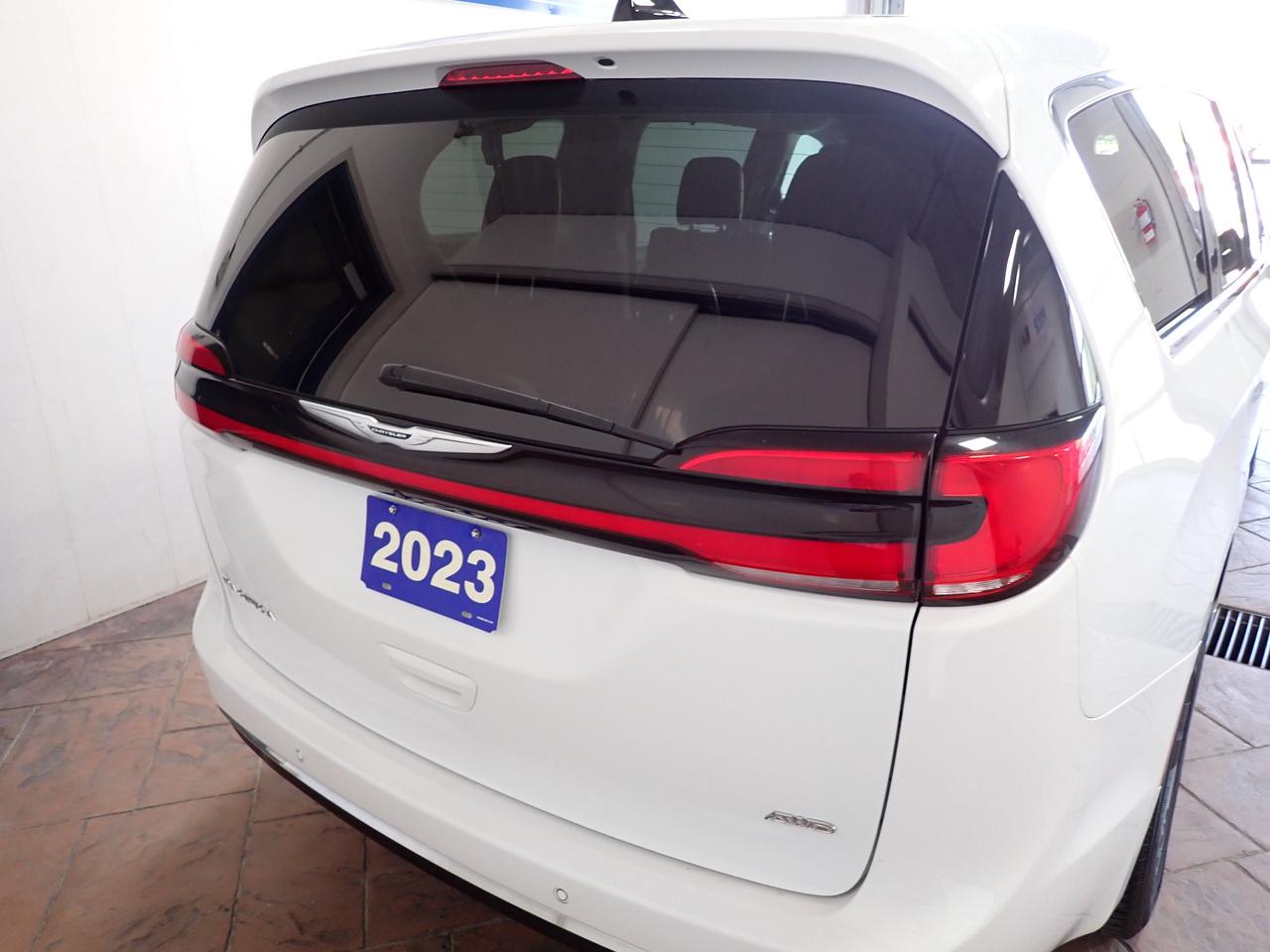 2023 Chrysler Pacifica Touring L AWD LEATHER 7PASS Photo2