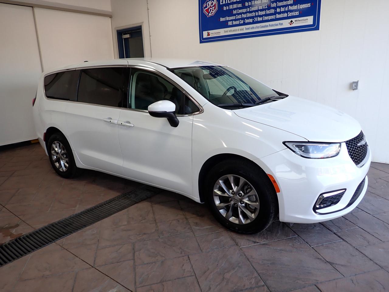 2023 Chrysler Pacifica Touring L AWD LEATHER 7PASS Photo0