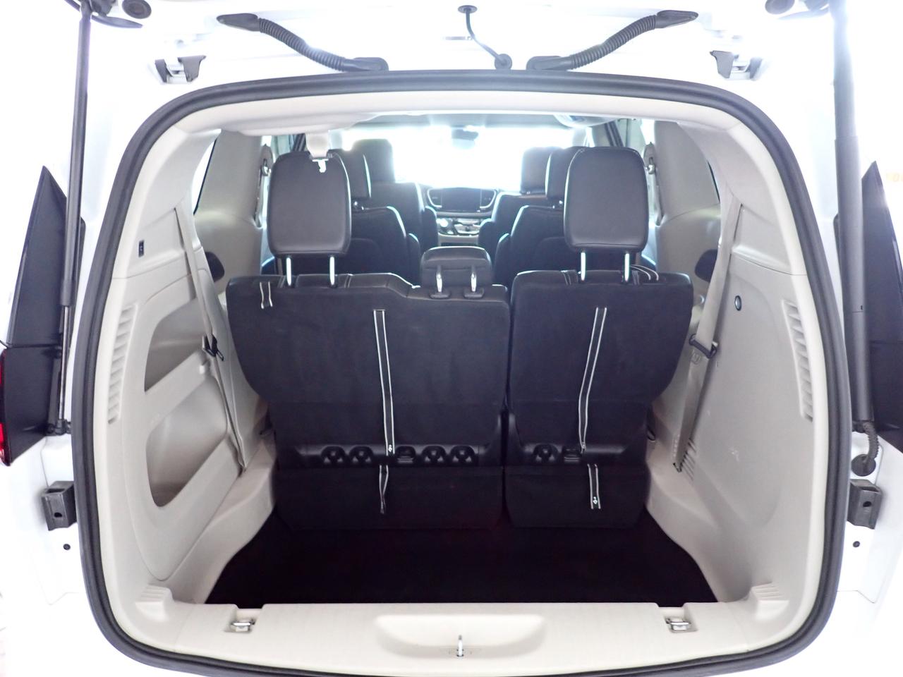 2023 Chrysler Pacifica Touring L AWD LEATHER 7PASS Photo