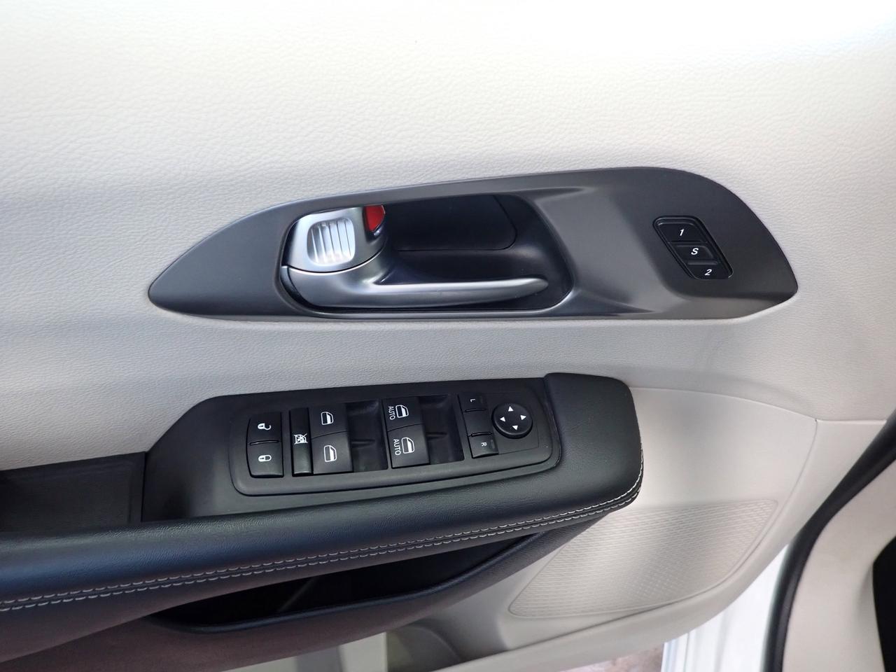 2023 Chrysler Pacifica Touring L AWD LEATHER 7PASS Photo