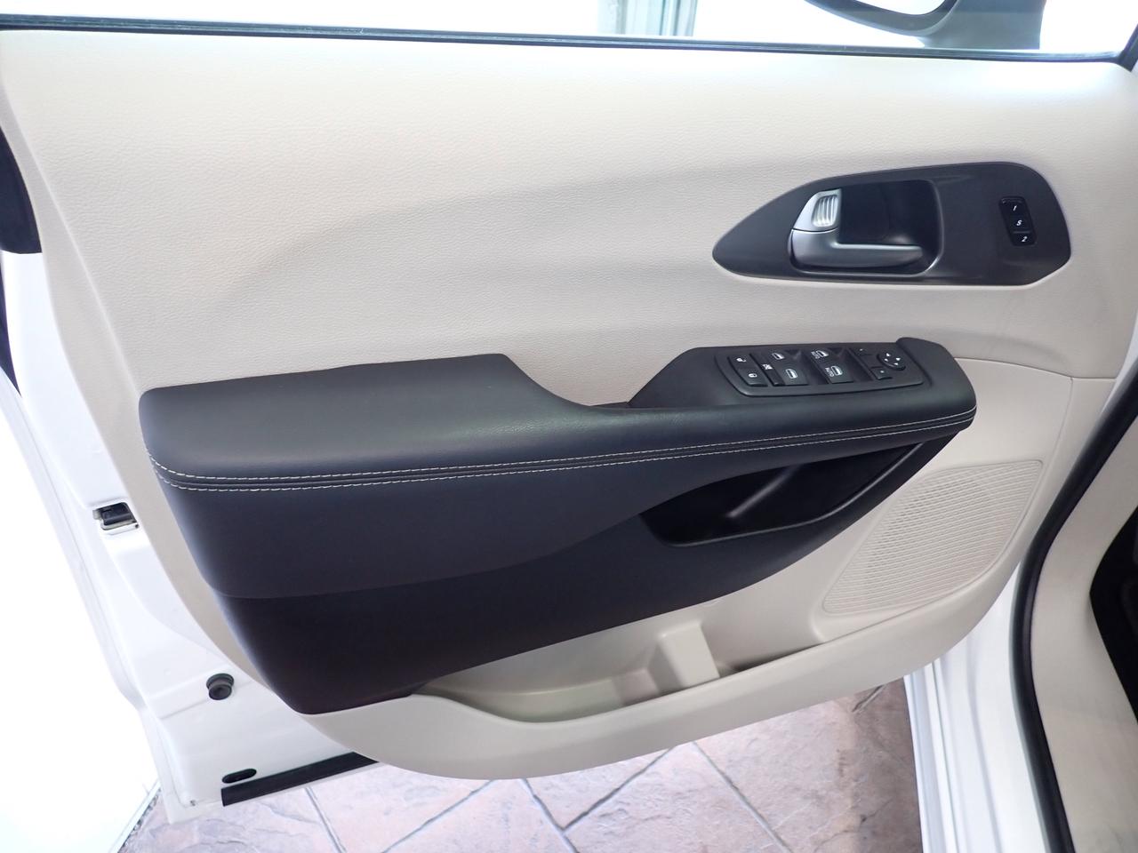 2023 Chrysler Pacifica Touring L AWD LEATHER 7PASS Photo