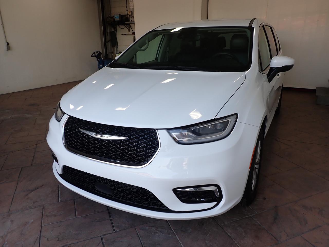 2023 Chrysler Pacifica Touring L AWD LEATHER 7PASS Photo