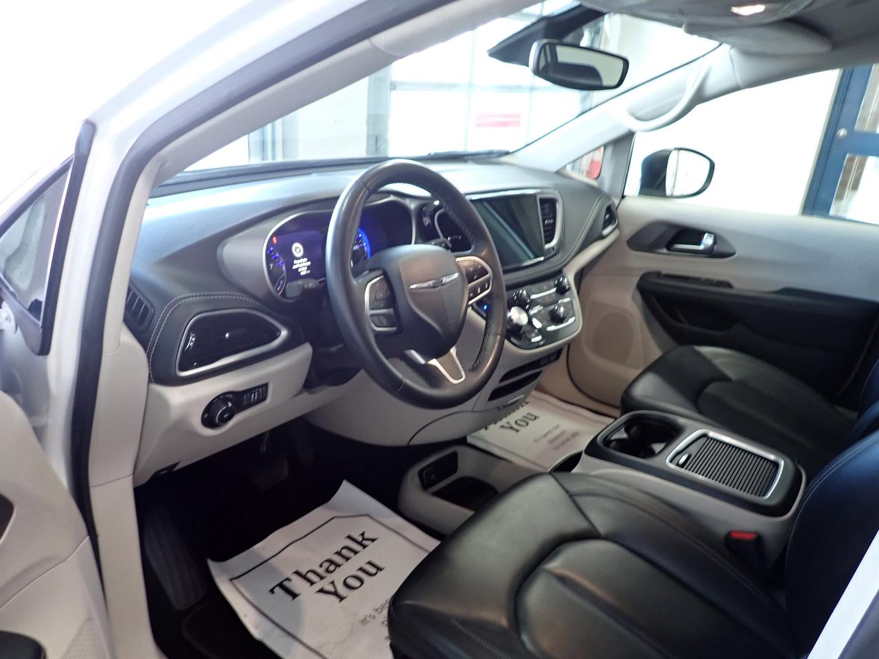 2023 Chrysler Pacifica Touring L AWD LEATHER 7PASS Photo