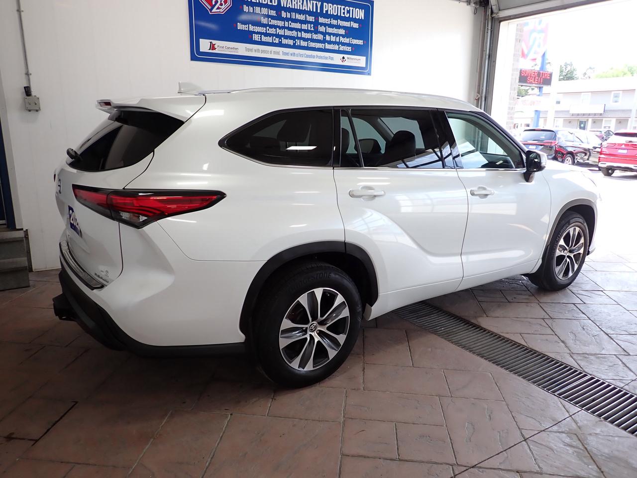 2022 Toyota Highlander XLE AWD LEATHER SUNROOF NAVI Photo