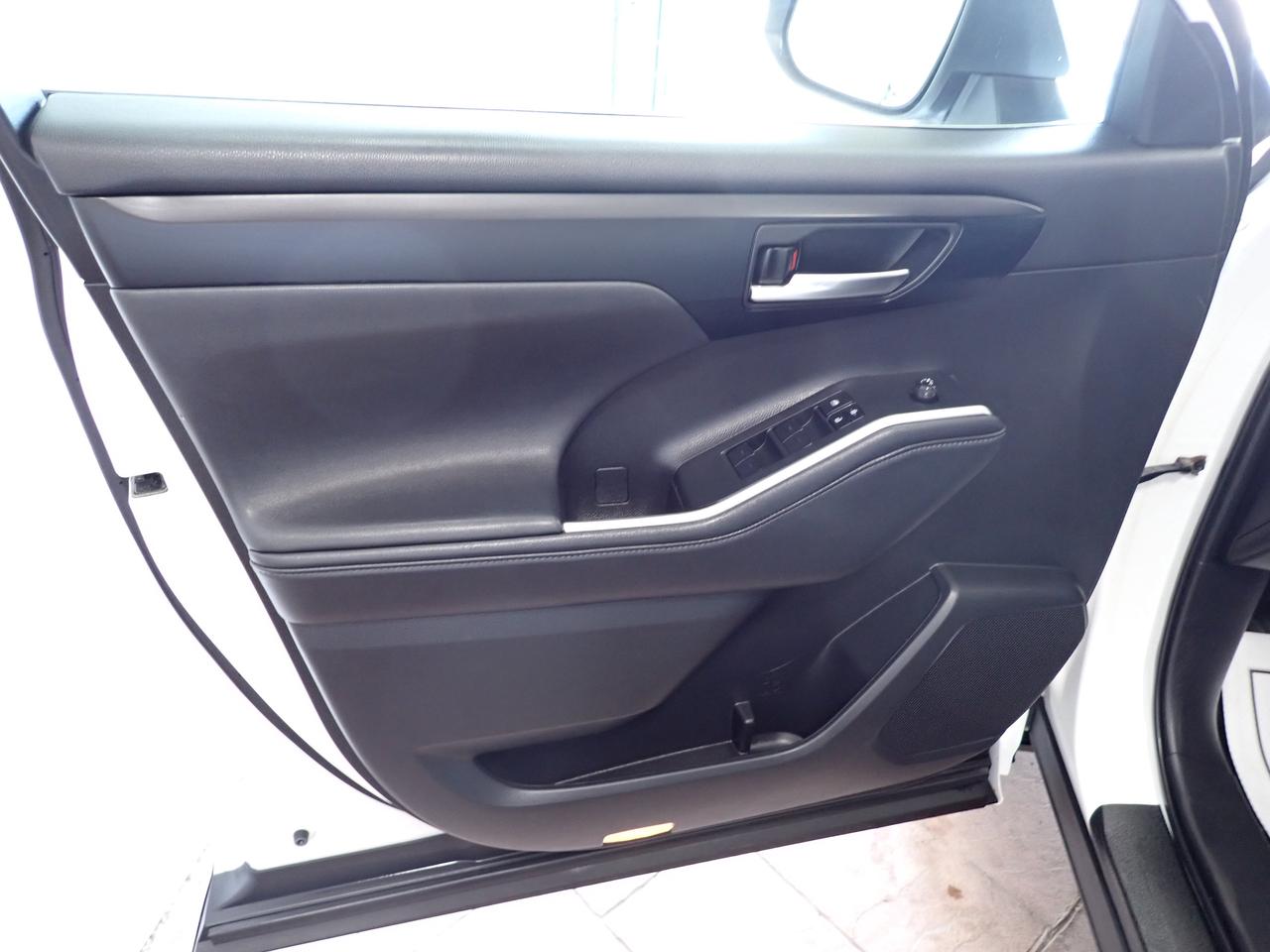 2022 Toyota Highlander XLE AWD LEATHER SUNROOF NAVI Photo
