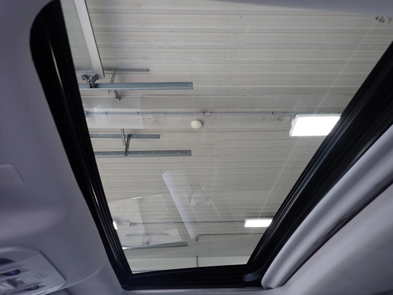 2022 Toyota Highlander XLE AWD LEATHER SUNROOF NAVI Photo