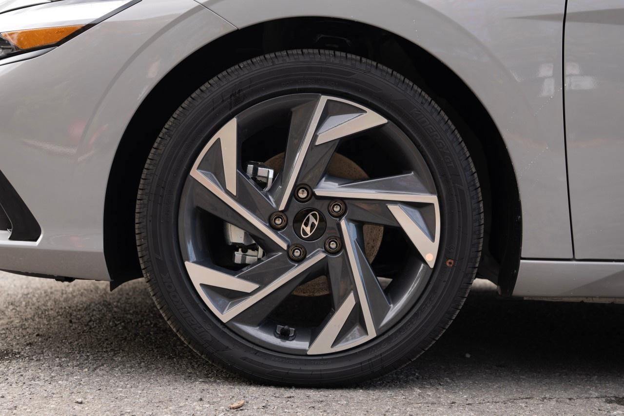 2026 Hyundai Elantra Luxury IVT Photo