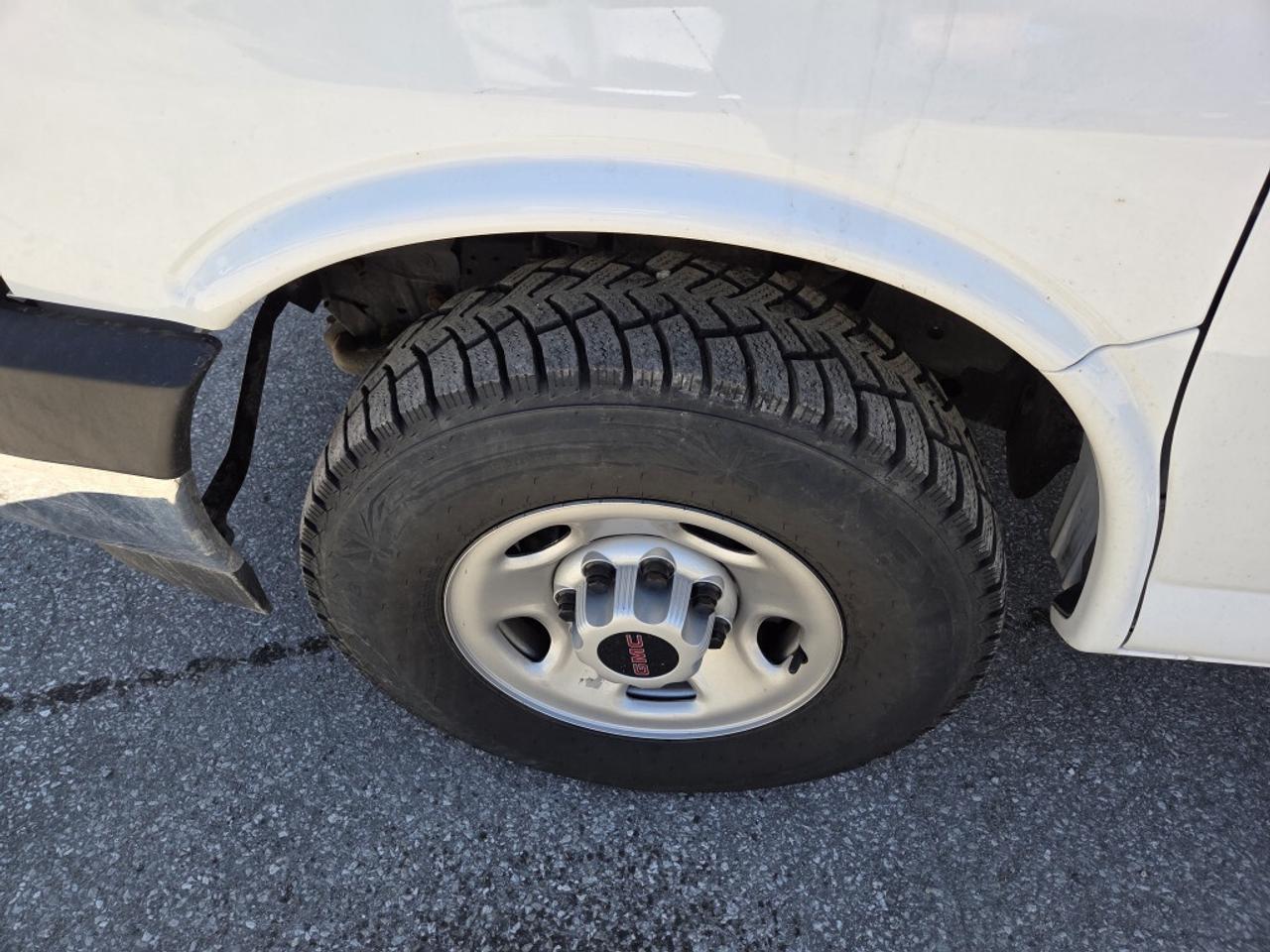 2025 GMC Savana G3500 - 14Ft Box - V8 Gas - Single Rear Wheels - N Photo