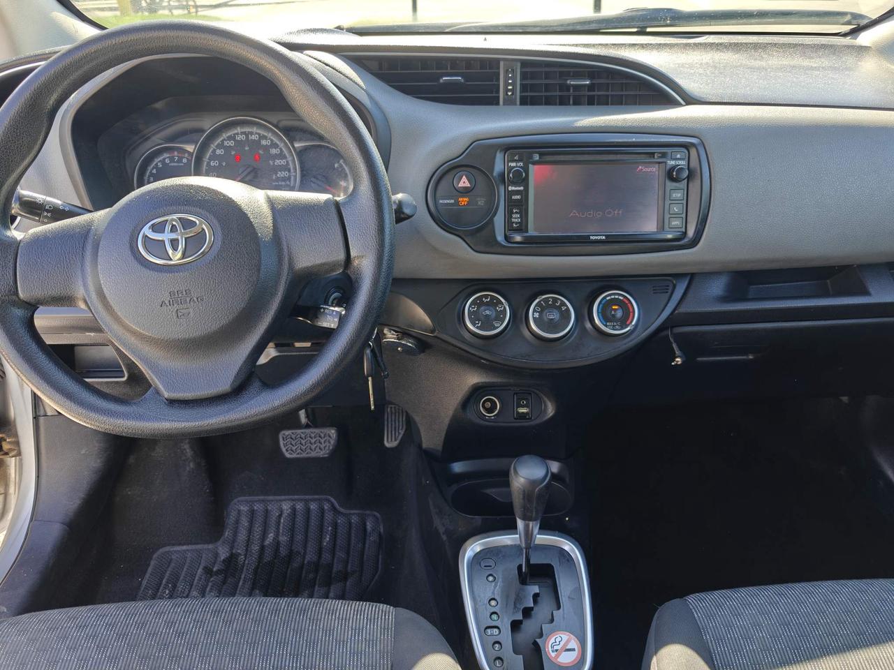 2015 Toyota Yaris LE (A4) 5dr Hatchback Photo4