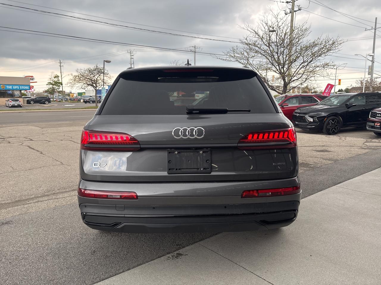 2022 Audi Q7 Komfort 45 TFSI quattro 3rd Row Seat Glass Roof Photo