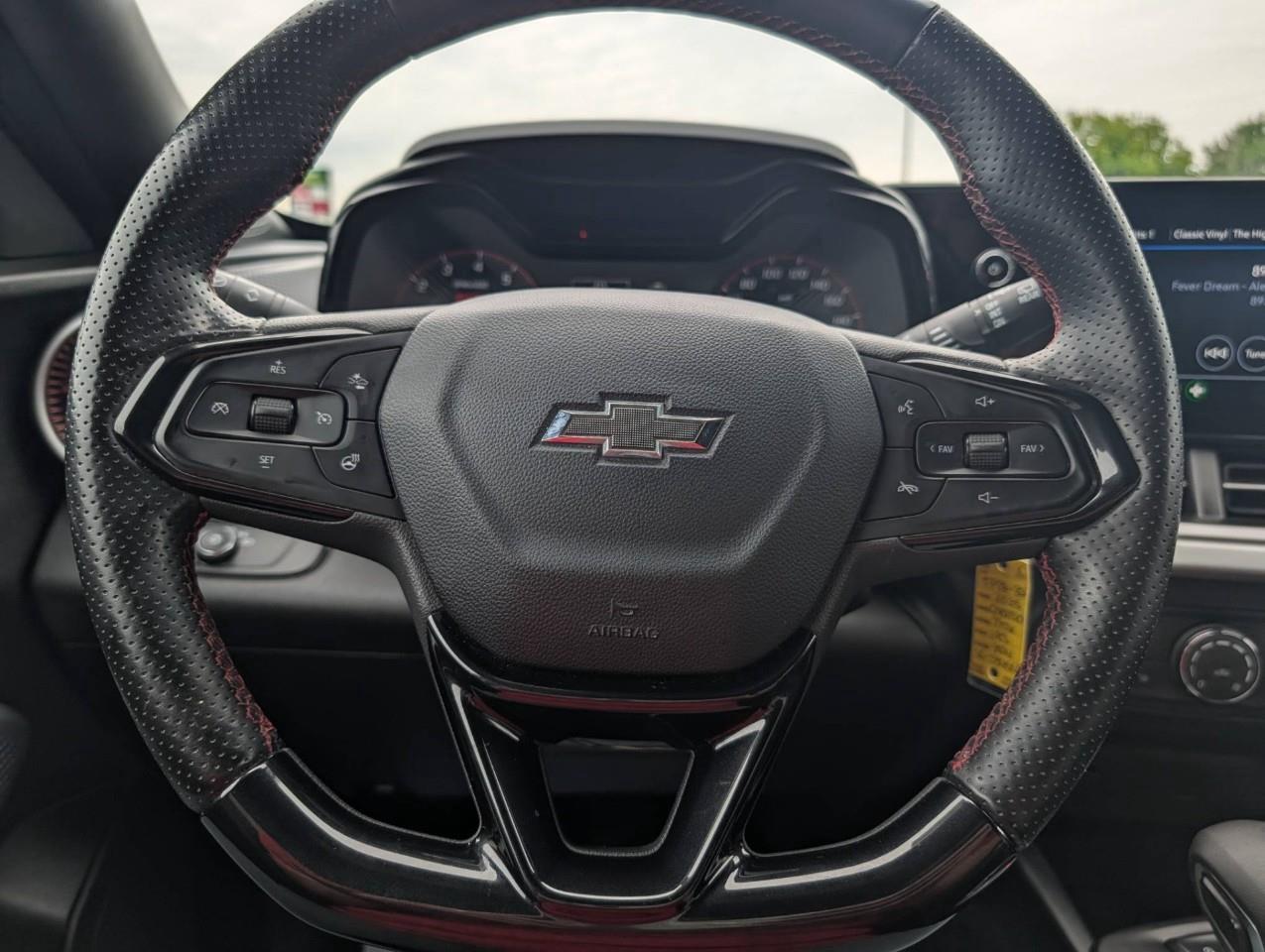 2025 Chevrolet Trax 1RS One owner/ No accidents Photo