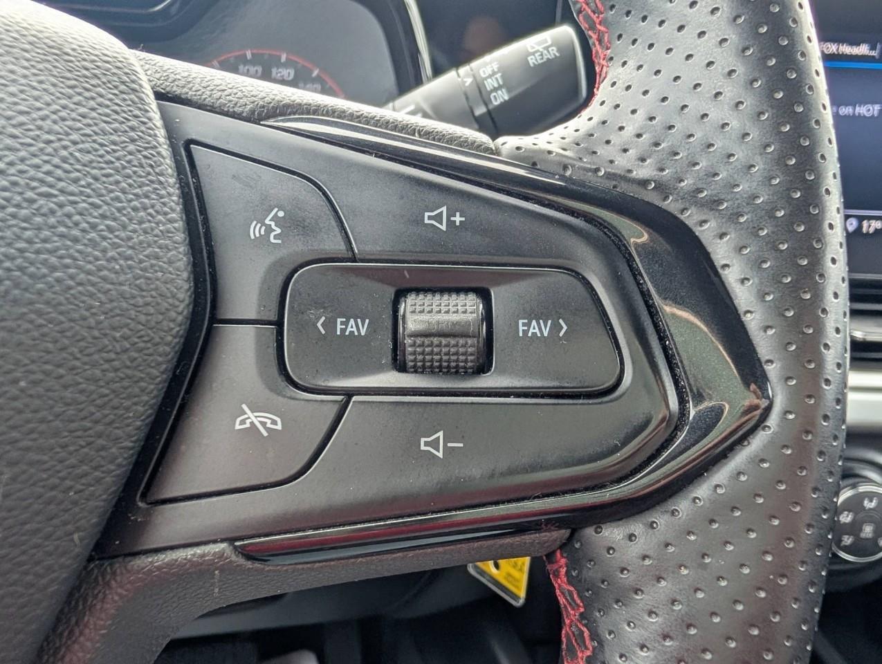 2025 Chevrolet Trax 1RS One owner/ No accidents Photo
