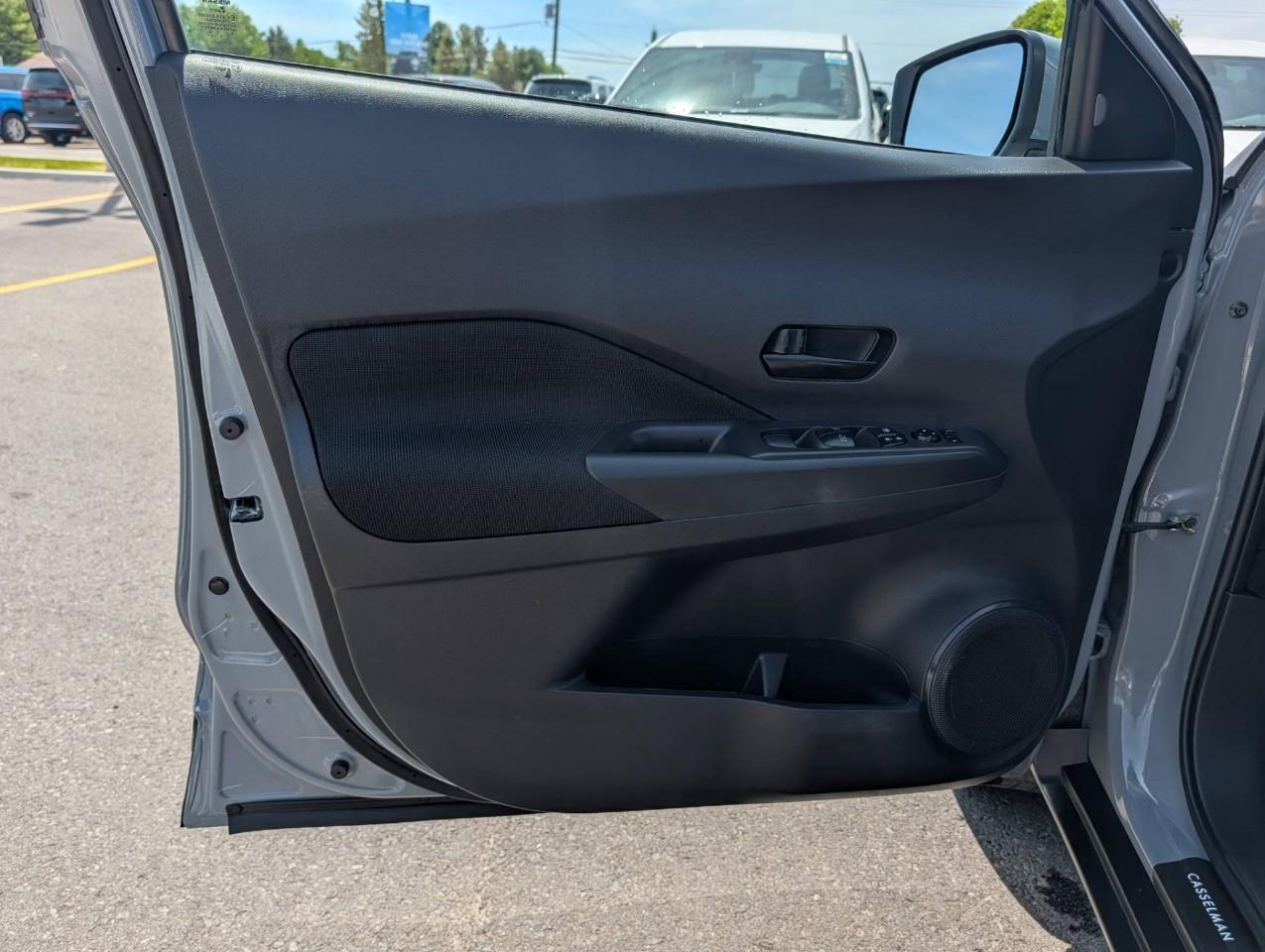 2024 Nissan Kicks S Low kms/ No accidents Photo