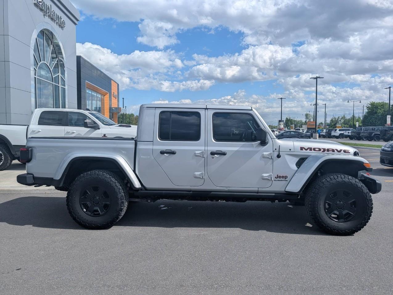 2023 Jeep Gladiator Mojave No accidents / Dual top Photo2