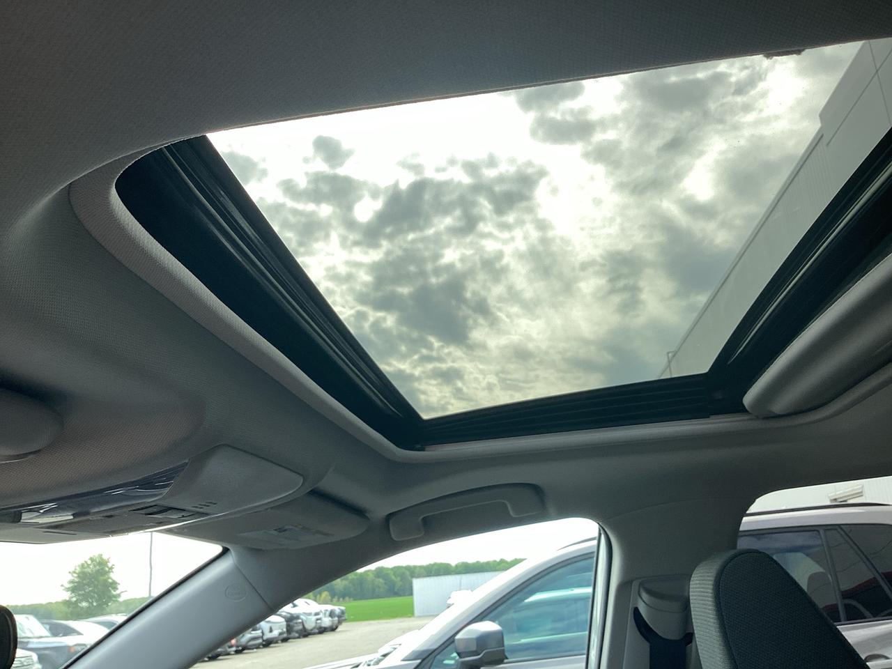 2022 Toyota RAV4 XLE AWD Photo2
