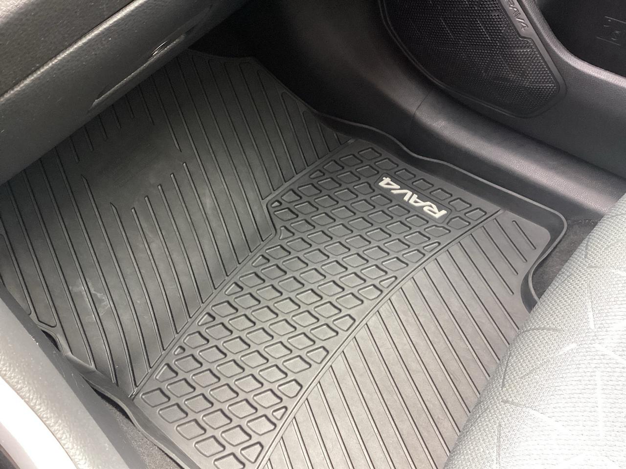 2022 Toyota RAV4 XLE AWD Photo3