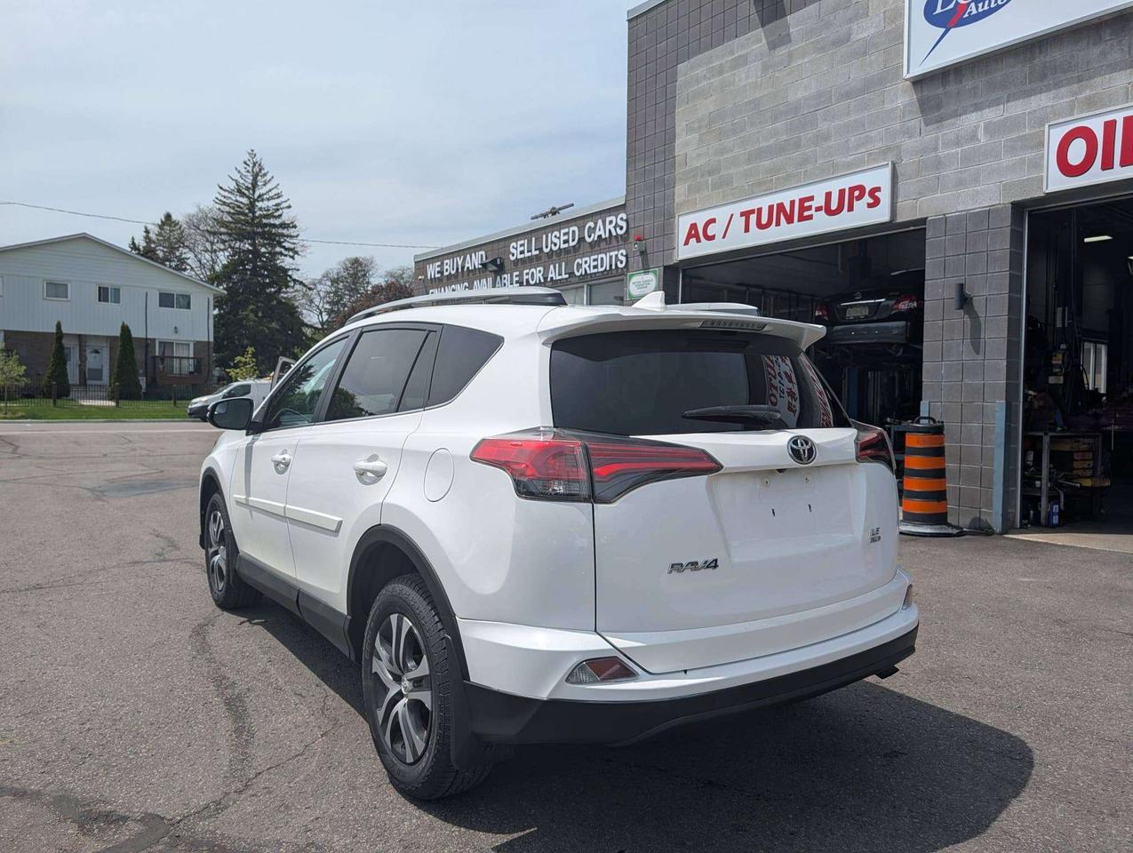 2017 Toyota RAV4 LE Photo4