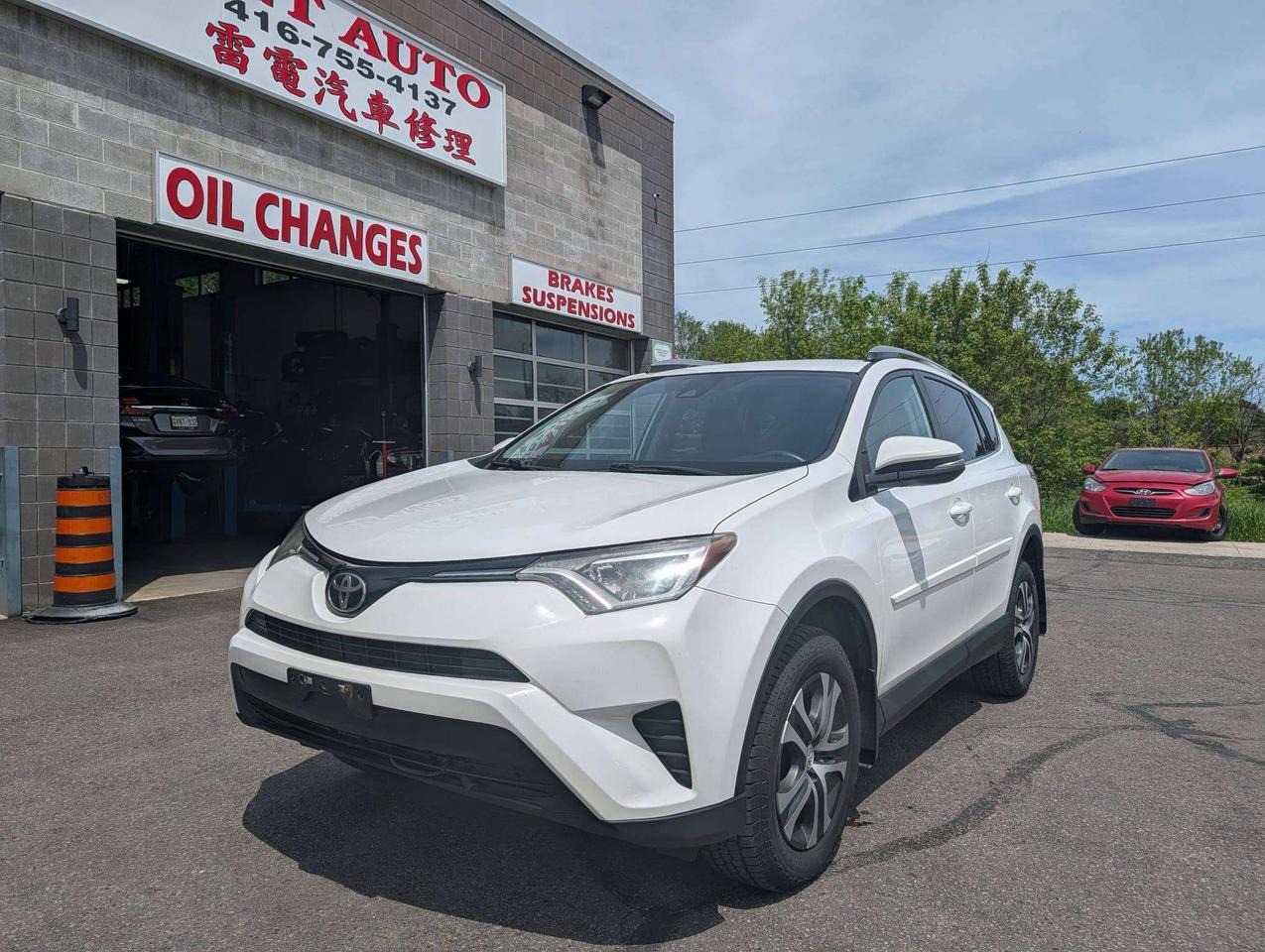 2017 Toyota RAV4 LE Photo2