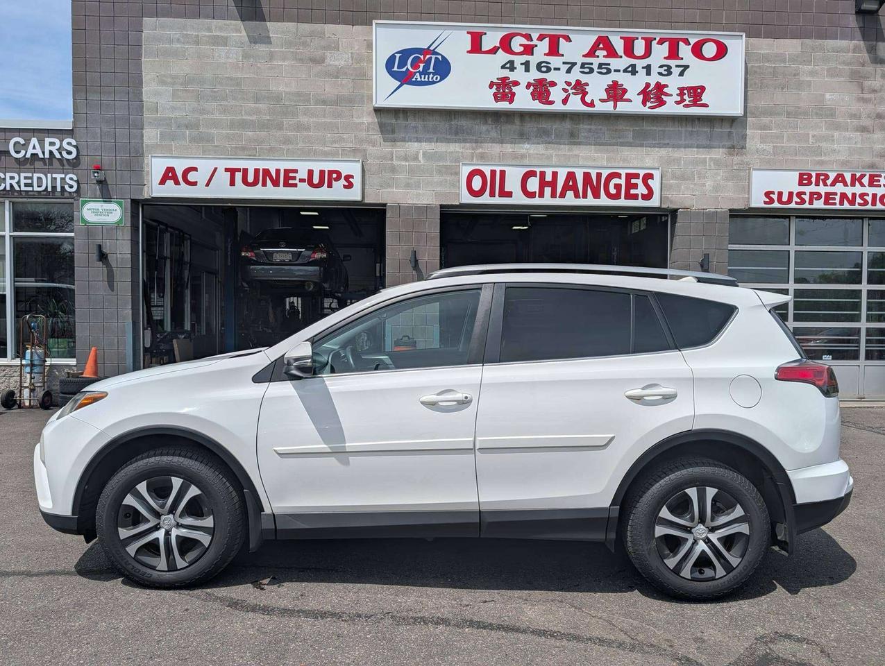 2017 Toyota RAV4 LE Photo3