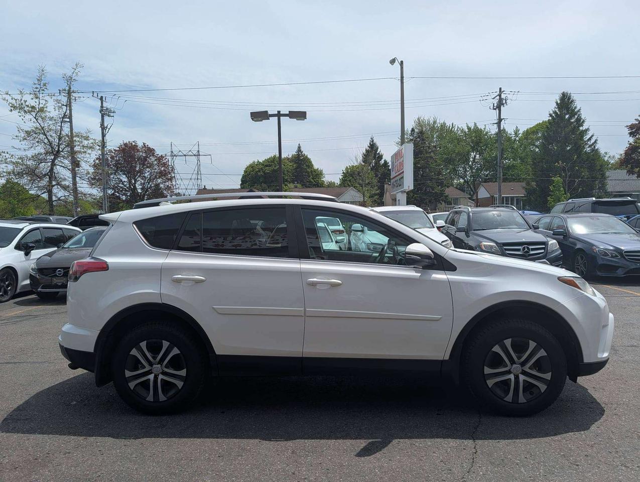 2017 Toyota RAV4 LE Photo