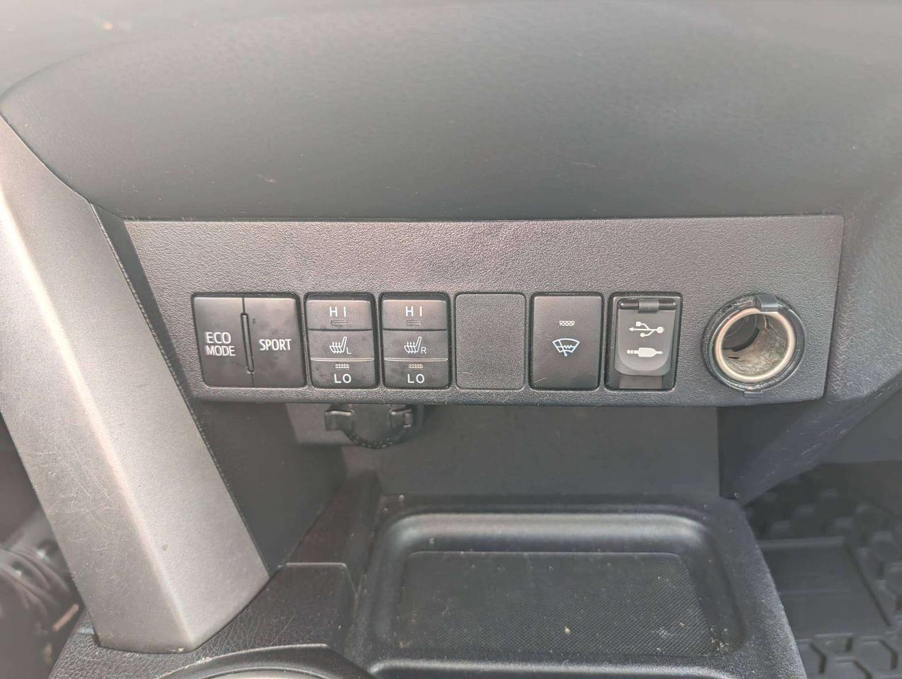 2017 Toyota RAV4 LE Photo
