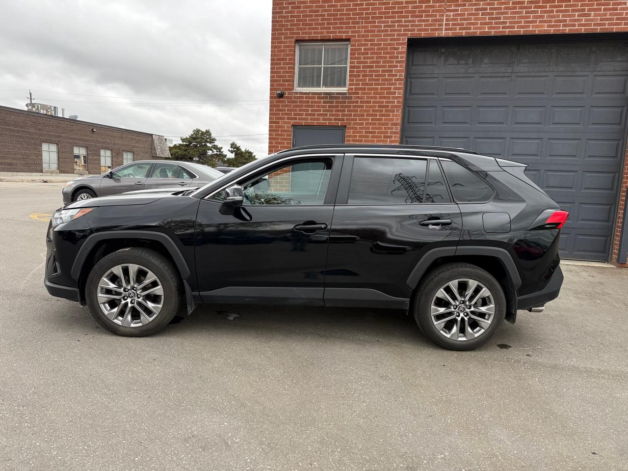 2025 Toyota RAV4 XLE AWD, PREMIUM, LEATHER, SUNROOF Photo3