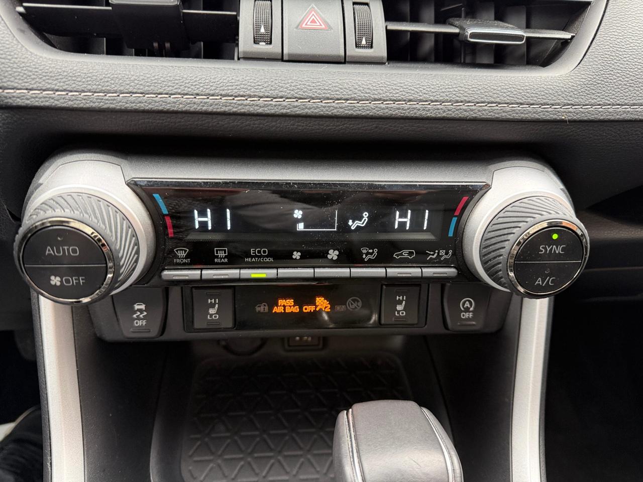 2025 Toyota RAV4 XLE AWD, PREMIUM, LEATHER, SUNROOF Photo