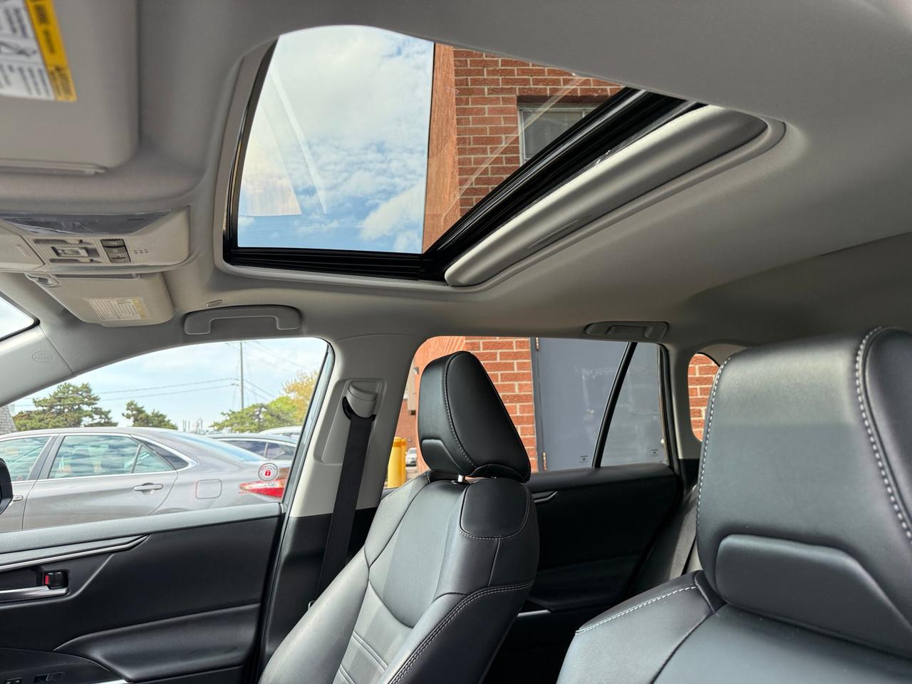 2024 Toyota RAV4 Hybrid XLE AWD PREMIUM, LEATHER, SUNROOF Photo