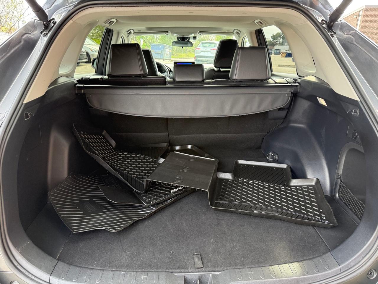 2024 Toyota RAV4 Hybrid XLE AWD PREMIUM, LEATHER, SUNROOF Photo