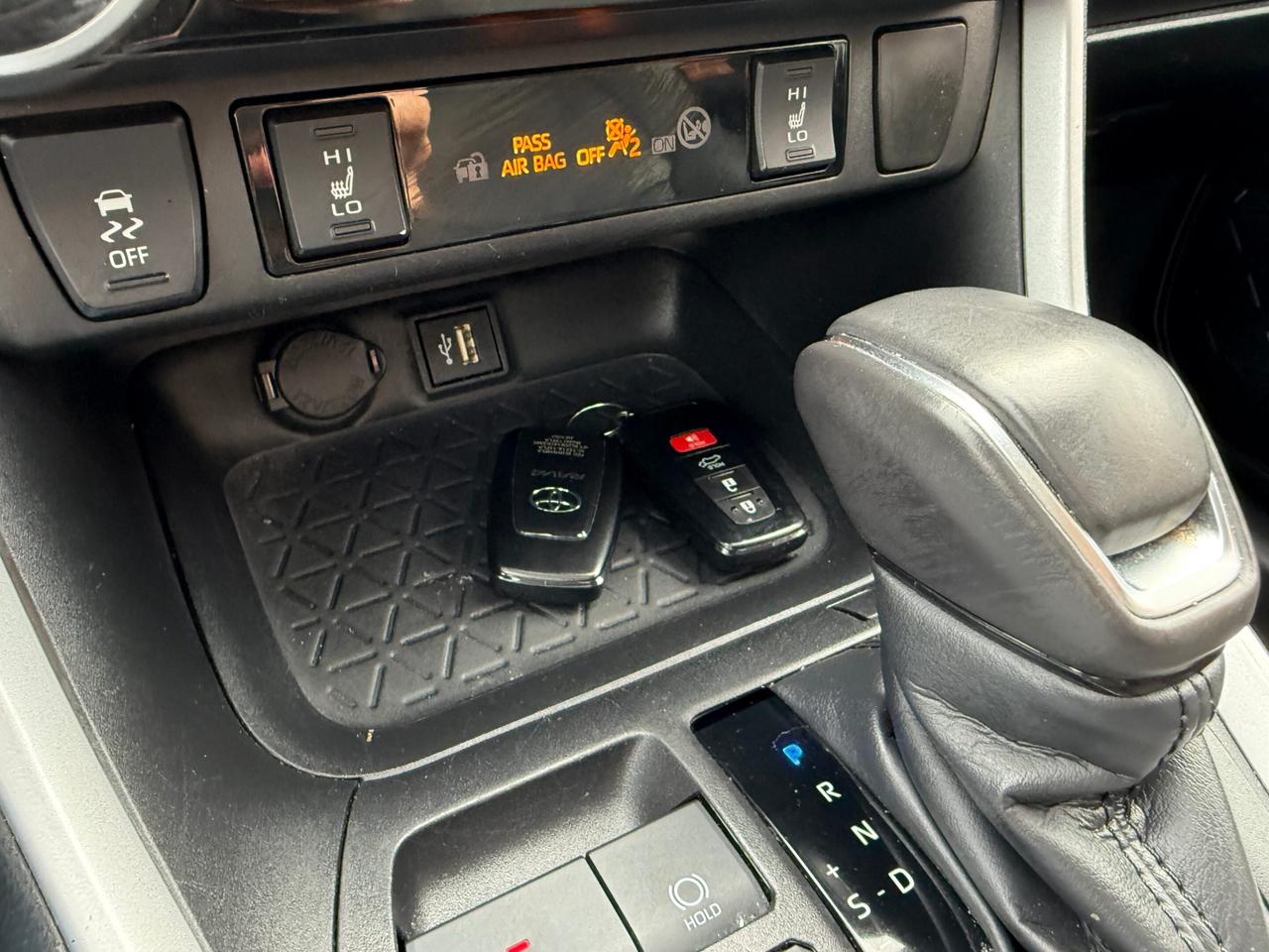 2024 Toyota RAV4 Hybrid XLE AWD PREMIUM, LEATHER, SUNROOF Photo