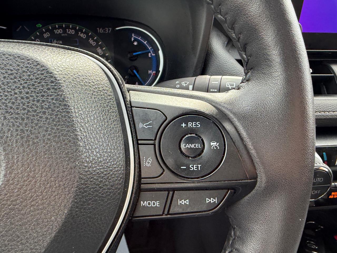 2024 Toyota RAV4 Hybrid XLE AWD PREMIUM, LEATHER, SUNROOF Photo