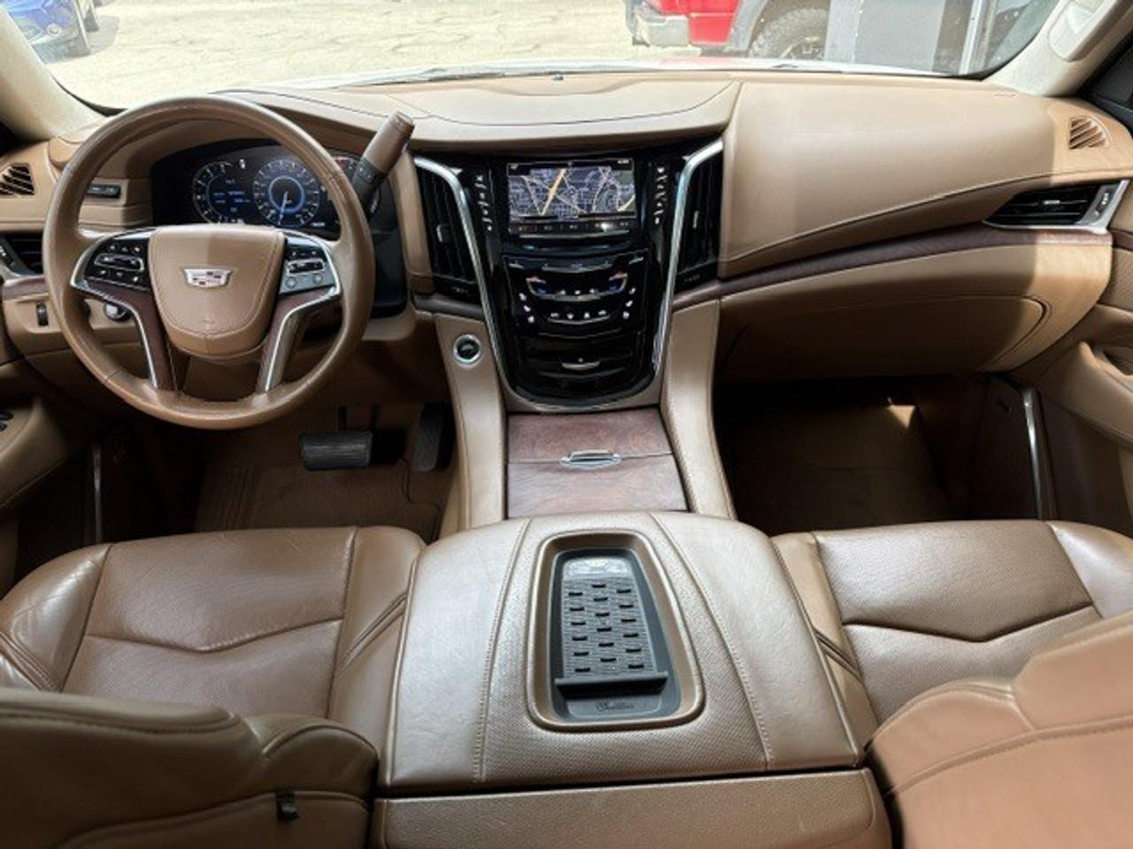 2016 Cadillac Escalade 4WD Platinum, TOP OF LINE, PHENOMENAL CONDITION!! Photo4