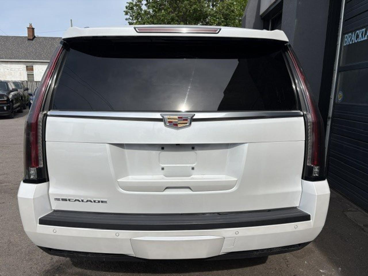 2016 Cadillac Escalade 4WD Platinum, TOP OF LINE, PHENOMENAL CONDITION!! Photo