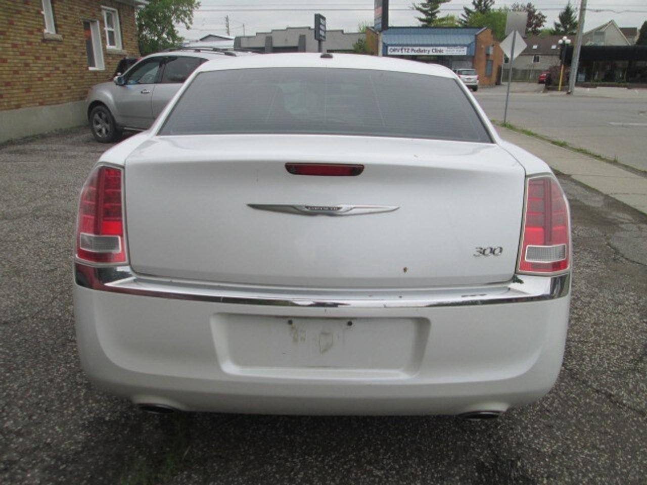 2013 Chrysler 300 4dr Sdn Touring RWD, Leather, Sunroof Photo3