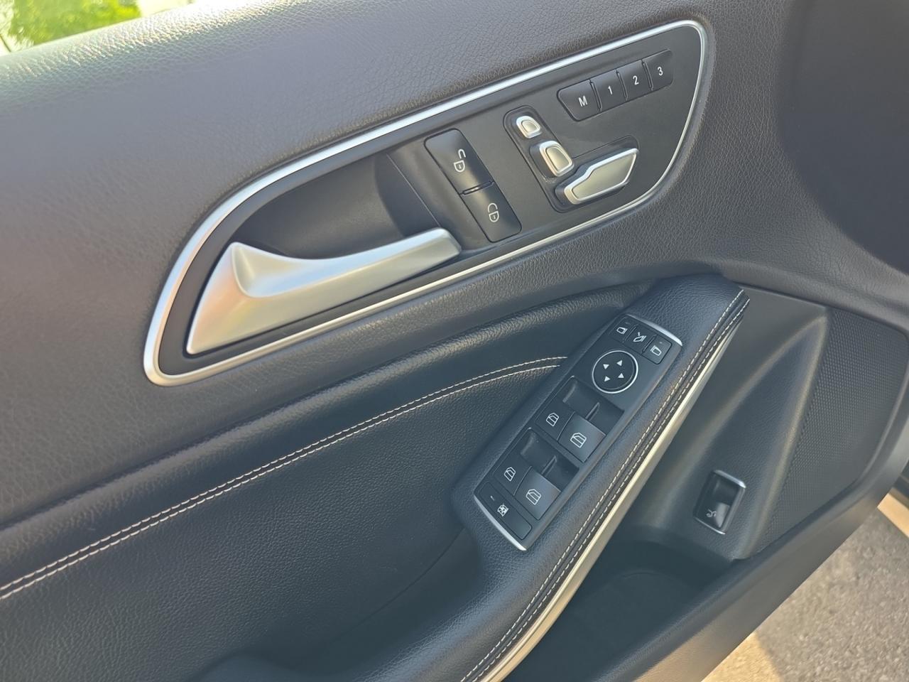 2019 Mercedes-Benz GL-Class GLA 250 4MATIC * NO ACCIDENTS / LOW KM / PANO / NA Photo